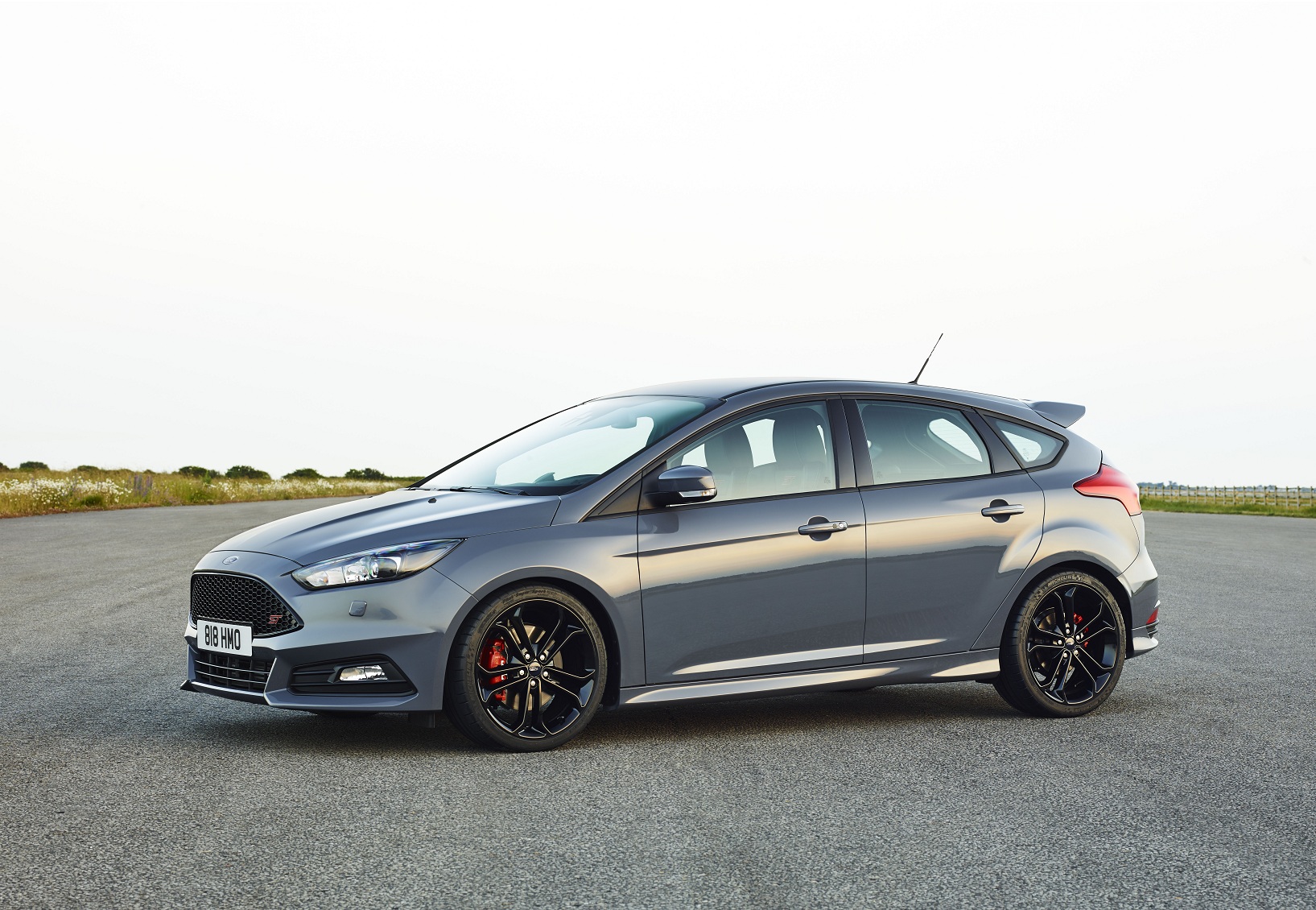 2015_Ford-Focus-ST-01