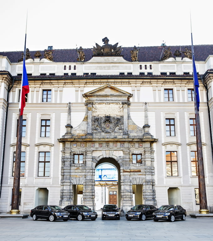 Předání pěti vozů Škoda Superb, které se uskutečnilo 6. června na Pražském hradě.