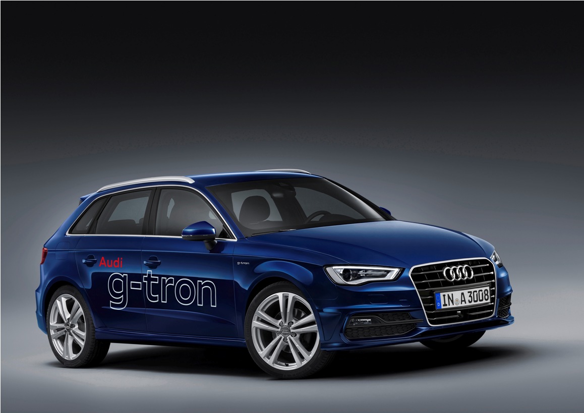 Standaufnahme    Farbe: Estorilblau Kristalleffekt    Verbrauchsangaben Audi A3 Sportback g-tron:Kraftstoffverbrauch kombiniert in l/100 km: 5,2 - 5; CNG Verbrauch in kg/100km: 3,3 - 3,2; CO2-Emission kombiniert in g/km: 120 - 88