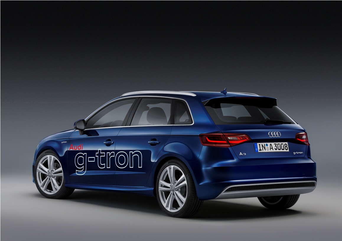 Standaufnahme    Farbe: Estorilblau Kristalleffekt    Verbrauchsangaben Audi A3 Sportback g-tron:Kraftstoffverbrauch kombiniert in l/100 km: 5,2 - 5; CNG Verbrauch in kg/100km: 3,3 - 3,2; CO2-Emission kombiniert in g/km: 120 - 88