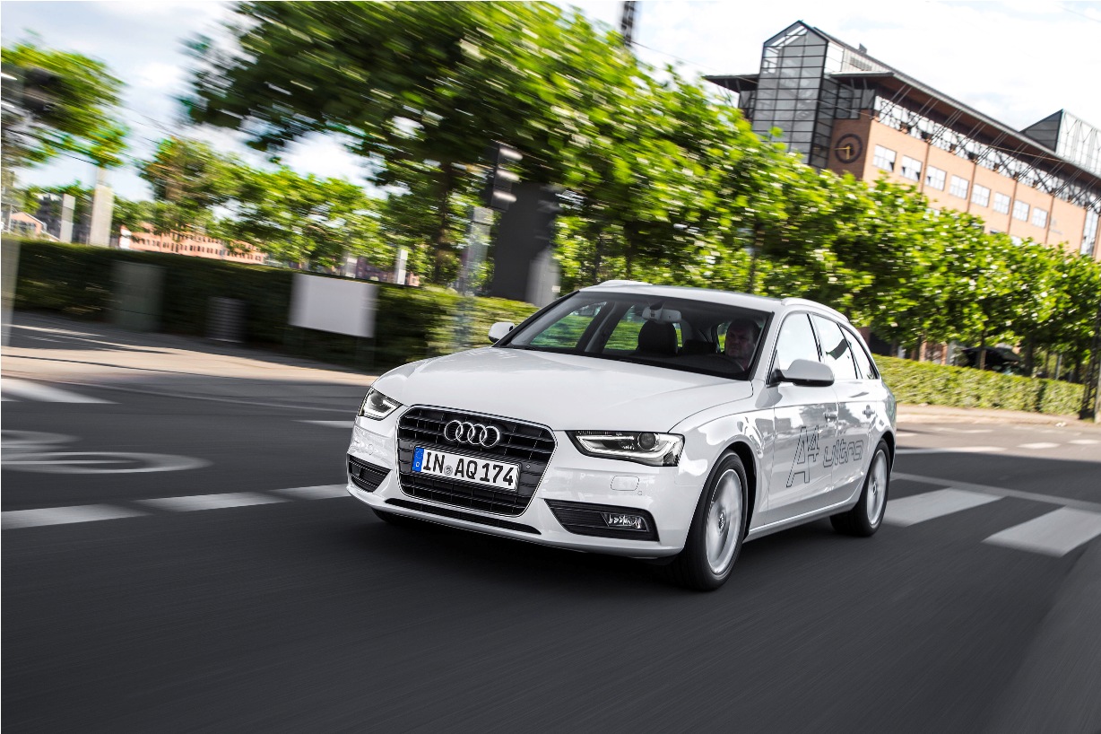 Fahraufnahme    Farbe: Gletscherweiss    Verbrauchsangaben Audi A4 Avant ultra:Kraftstoffverbrauch kombiniert in l/100 km: 4,4 - 4,2;CO2-Emission kombiniert in g/km: 114 - 109