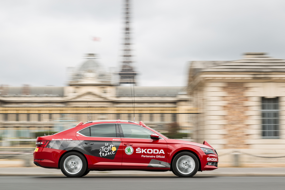2016-Skoda-Superb-reditelske-auto-red-car-Tour-de-France-2015-2