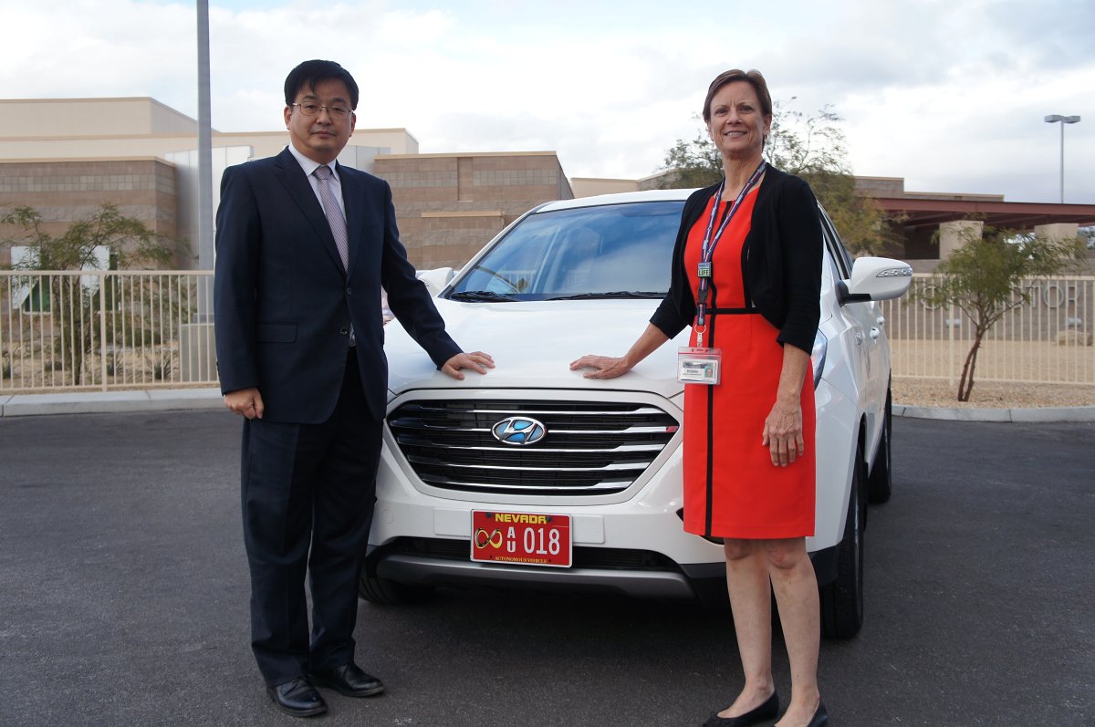 Hyundai-tucson-ix35-Fuel-Cell-autonomni-rizeni
